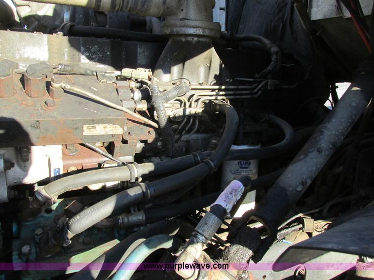 image for item K5219 1999 Sterling L8513 oil distributor