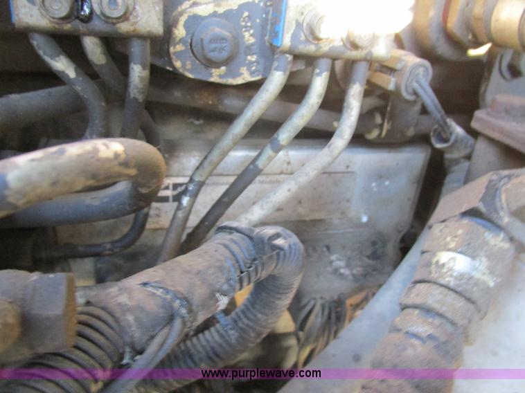 image for item K5219 1999 Sterling L8513 oil distributor