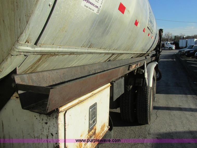 image for item K5219 1999 Sterling L8513 oil distributor