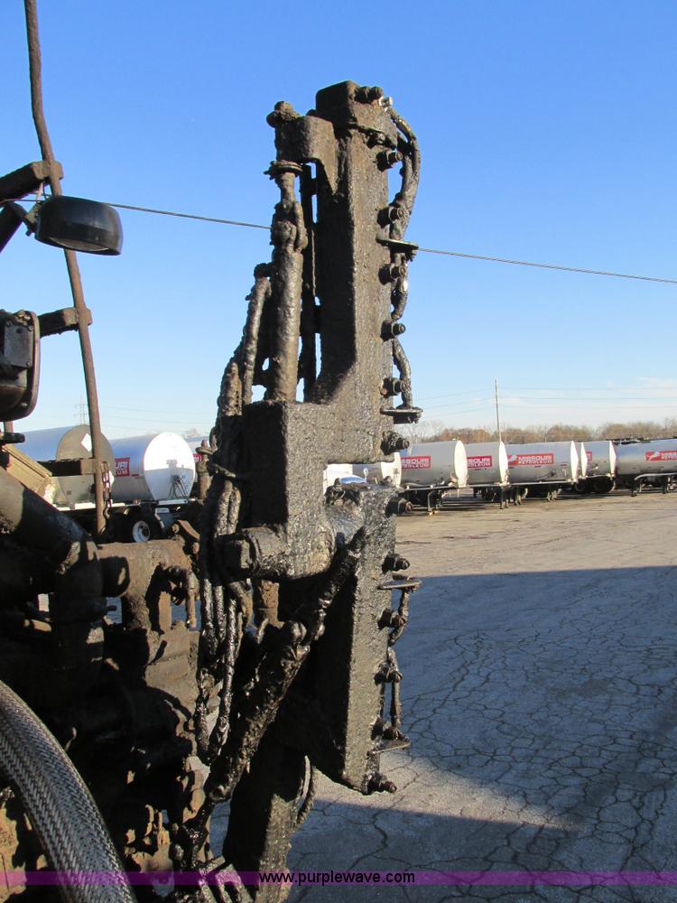 image for item K5219 1999 Sterling L8513 oil distributor