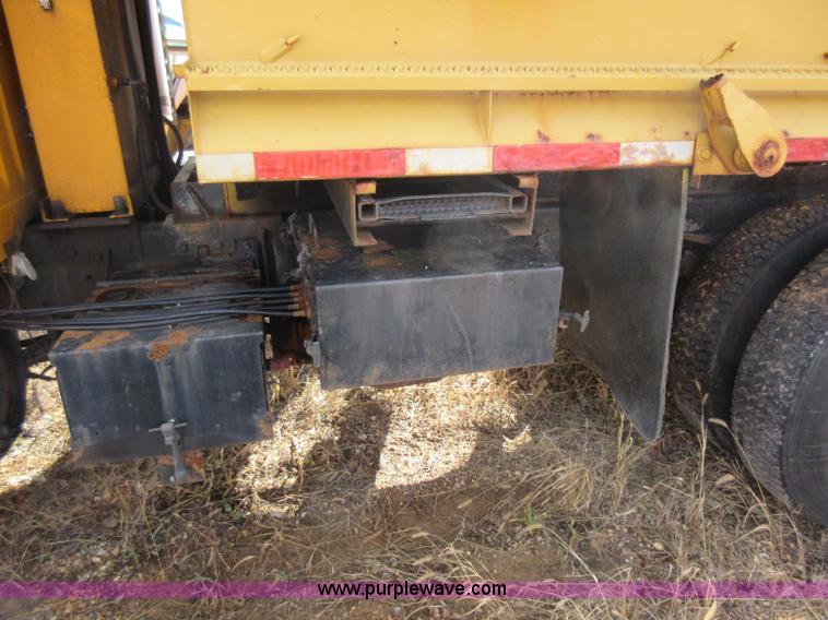 image for item K5254 2002 International 4900 dump truck