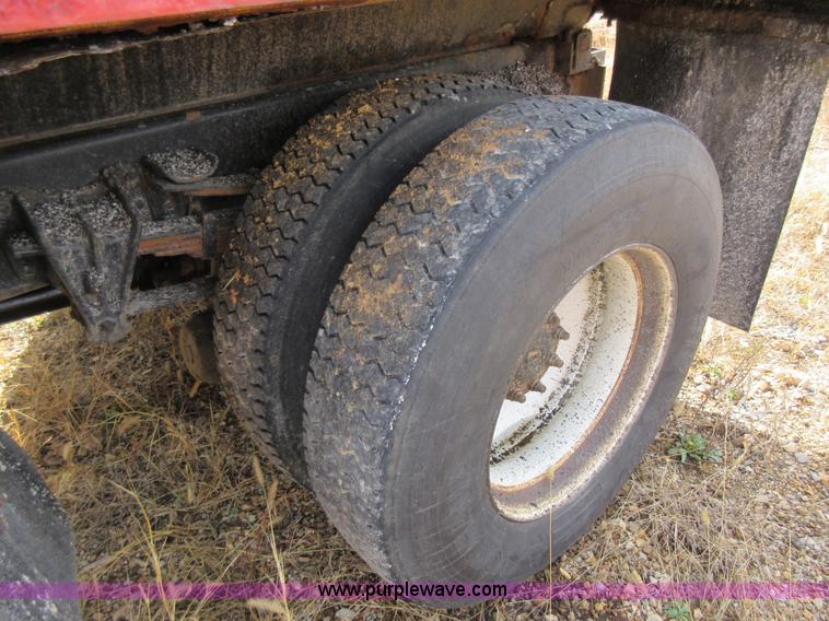 image for item K5254 2002 International 4900 dump truck