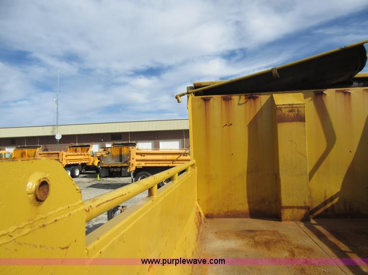 image for item K5254 2002 International 4900 dump truck