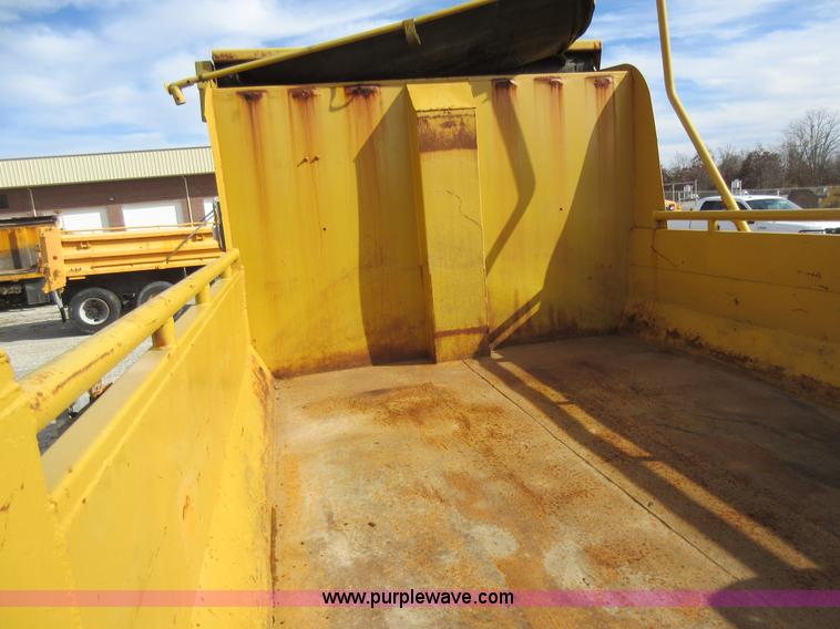 image for item K5254 2002 International 4900 dump truck