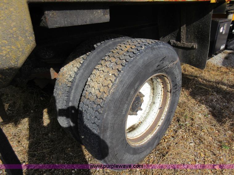 image for item K5254 2002 International 4900 dump truck