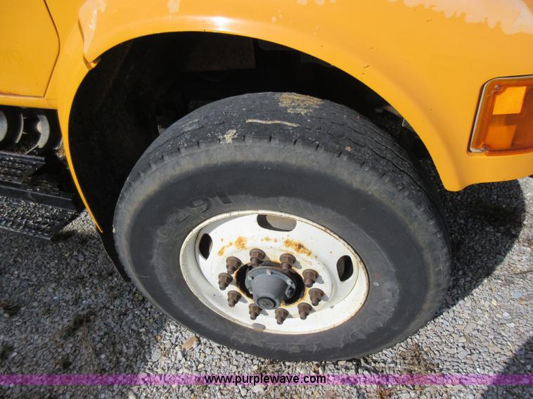 image for item K5254 2002 International 4900 dump truck