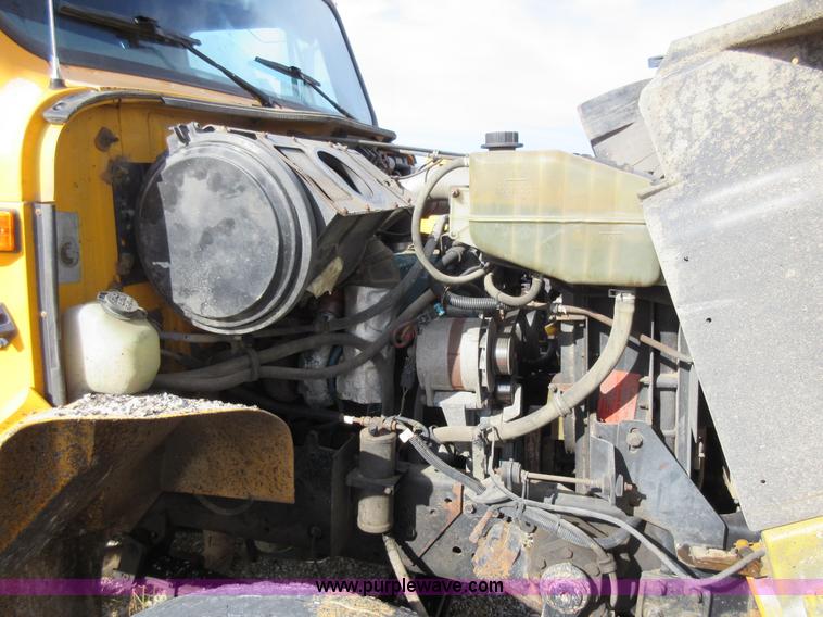 image for item K5254 2002 International 4900 dump truck