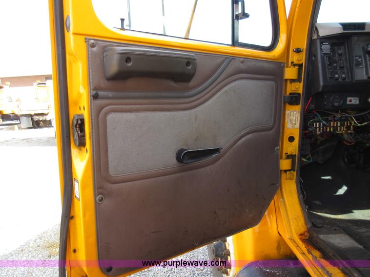 image for item K5254 2002 International 4900 dump truck