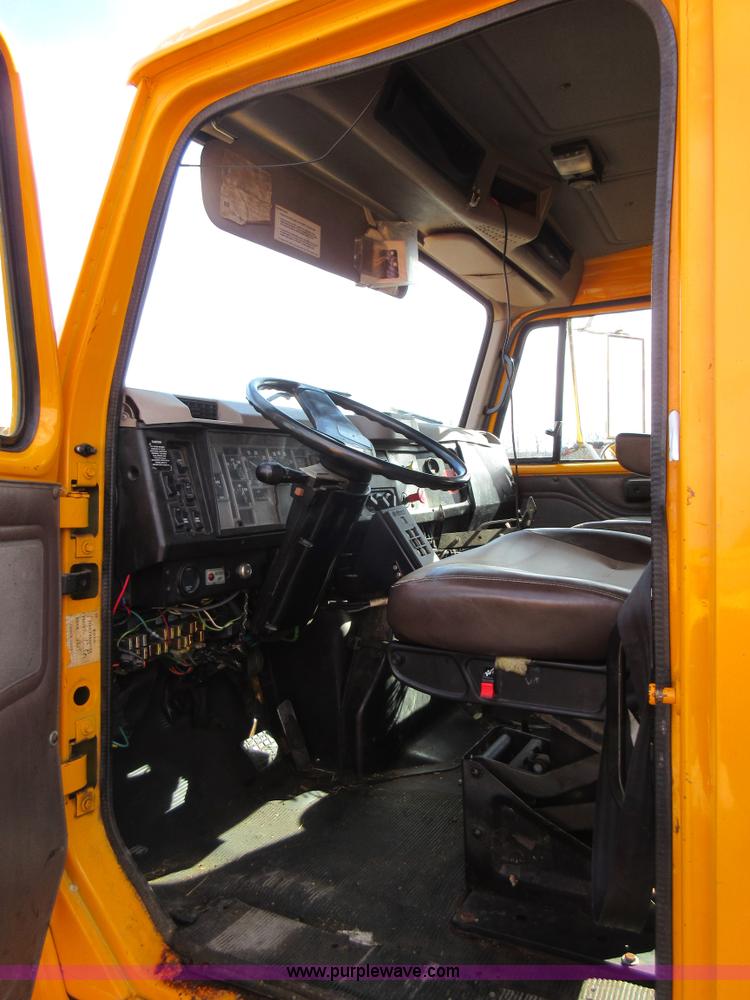 image for item K5254 2002 International 4900 dump truck