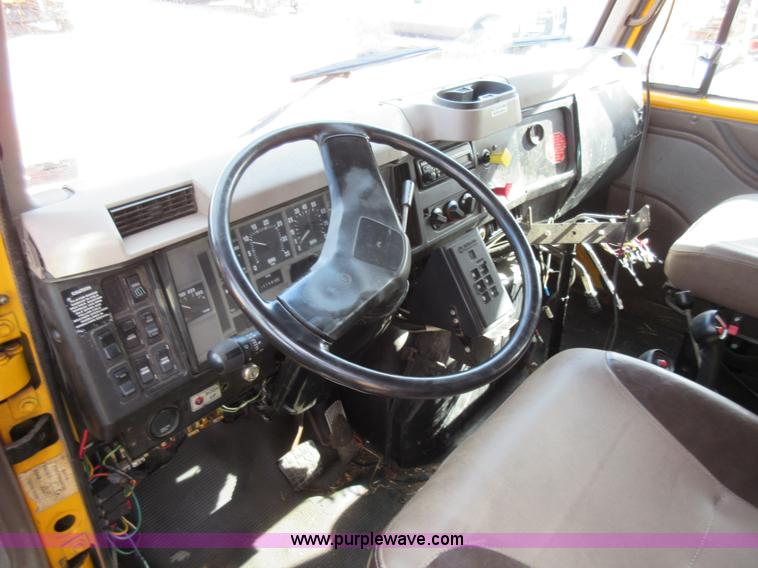 image for item K5254 2002 International 4900 dump truck