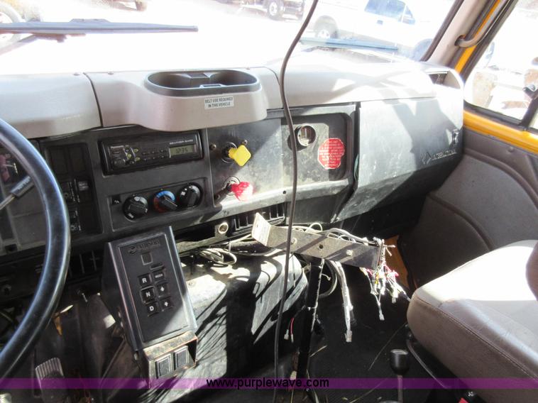 image for item K5254 2002 International 4900 dump truck