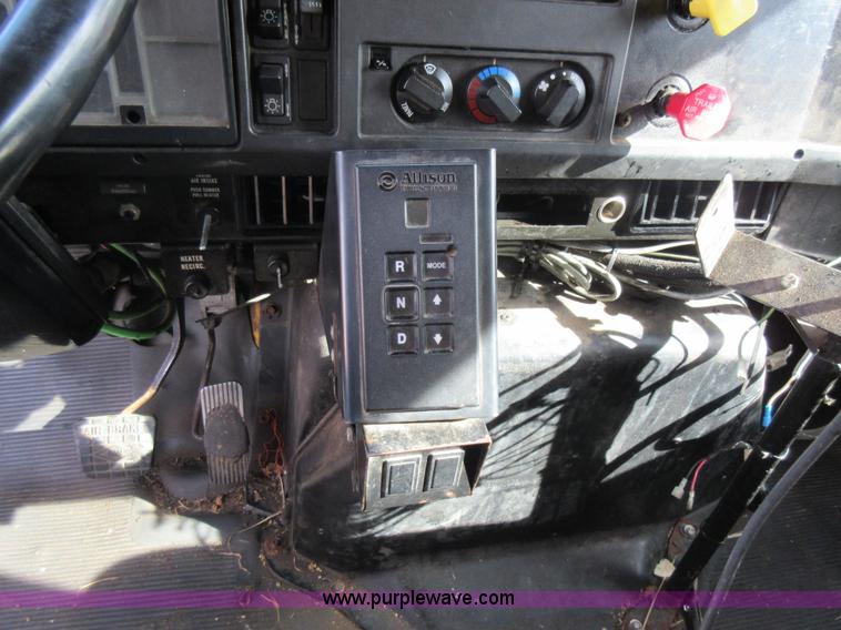 image for item K5254 2002 International 4900 dump truck