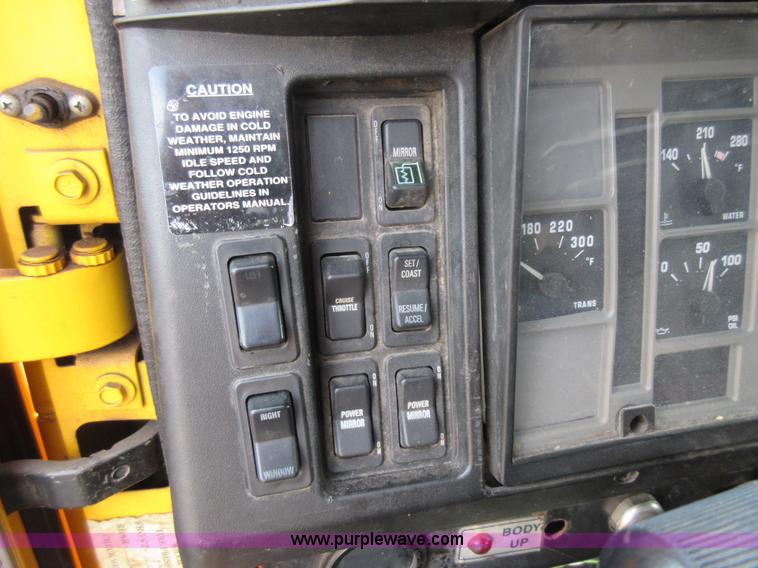 image for item K5254 2002 International 4900 dump truck