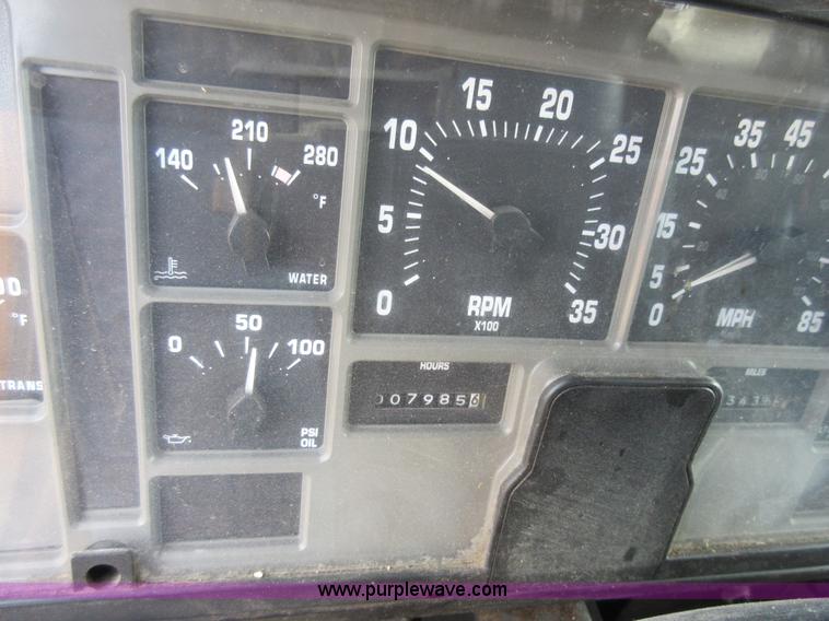 image for item K5254 2002 International 4900 dump truck