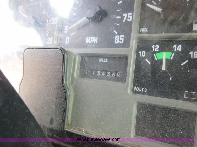 image for item K5254 2002 International 4900 dump truck