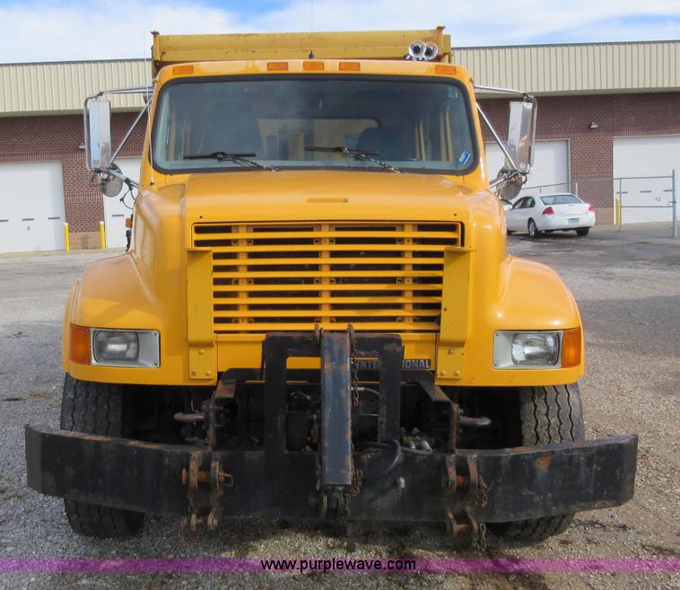 image for item K5255 2002 International 4900 dump truck