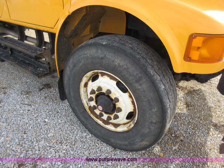 image for item K5255 2002 International 4900 dump truck