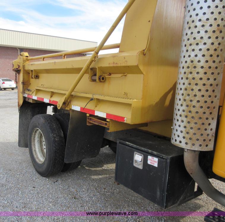 image for item K5255 2002 International 4900 dump truck