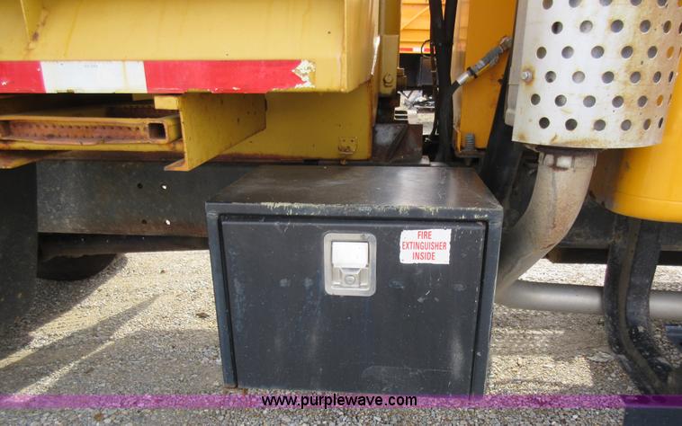 image for item K5255 2002 International 4900 dump truck