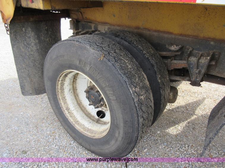 image for item K5255 2002 International 4900 dump truck