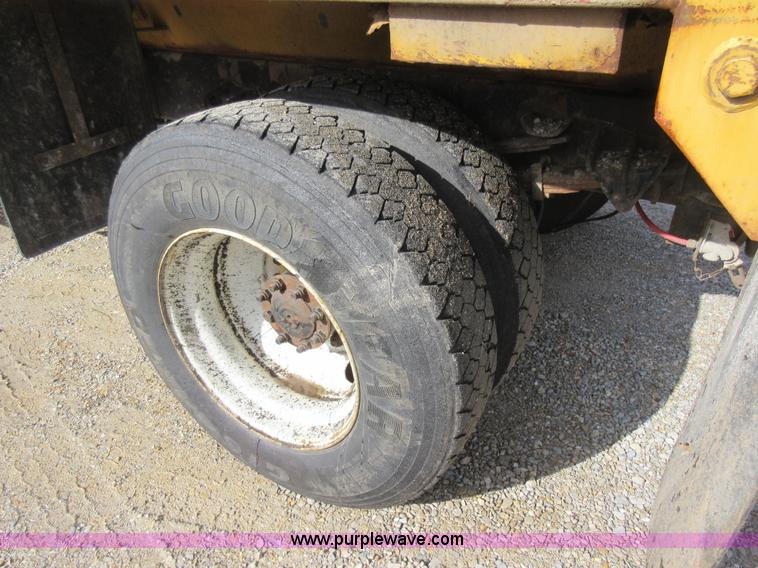 image for item K5255 2002 International 4900 dump truck