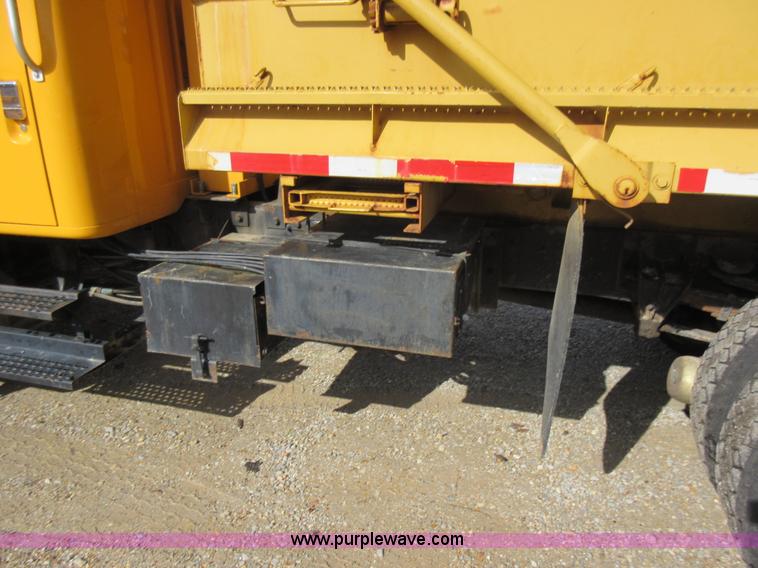 image for item K5255 2002 International 4900 dump truck