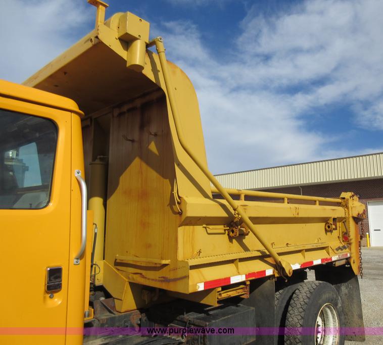image for item K5255 2002 International 4900 dump truck