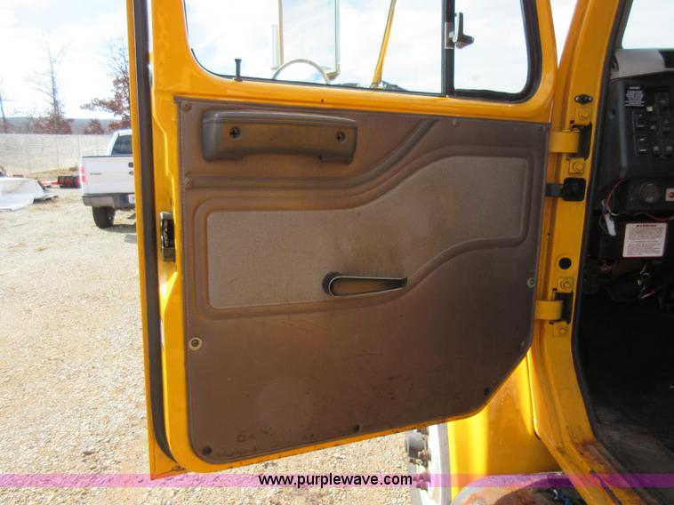 image for item K5255 2002 International 4900 dump truck