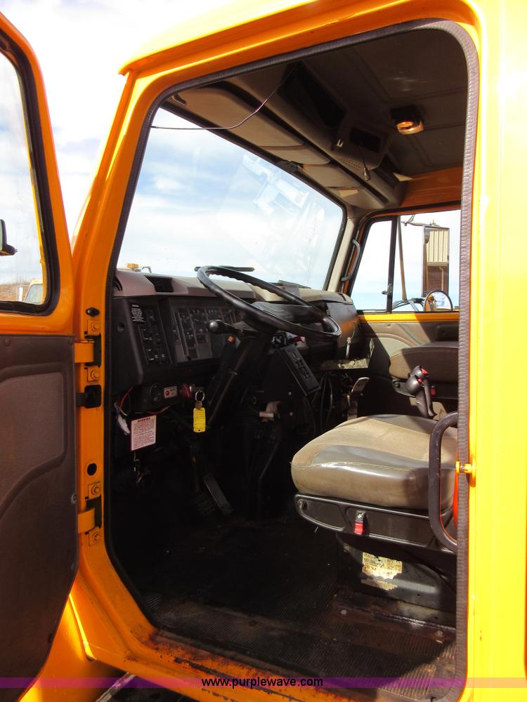 image for item K5255 2002 International 4900 dump truck