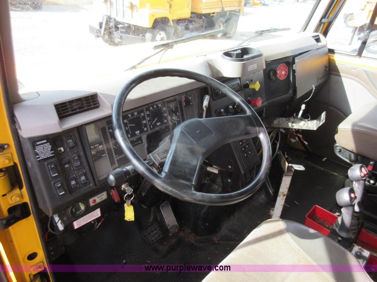 image for item K5255 2002 International 4900 dump truck