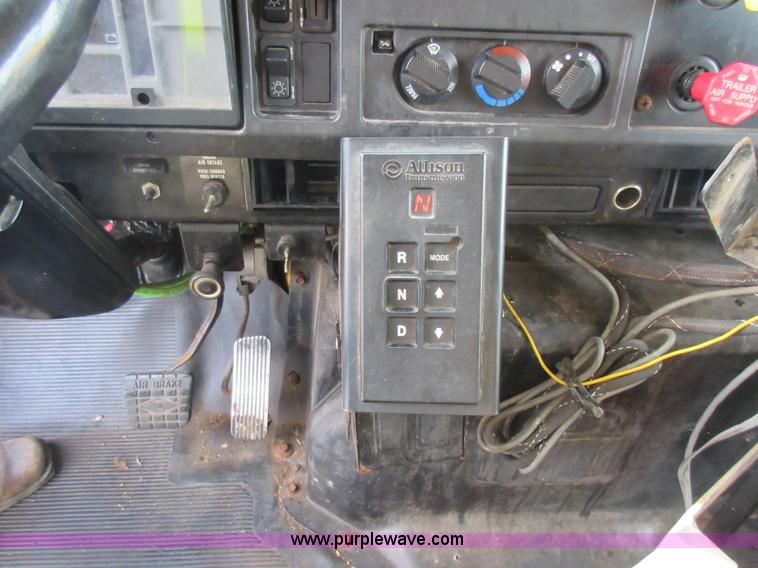 image for item K5255 2002 International 4900 dump truck