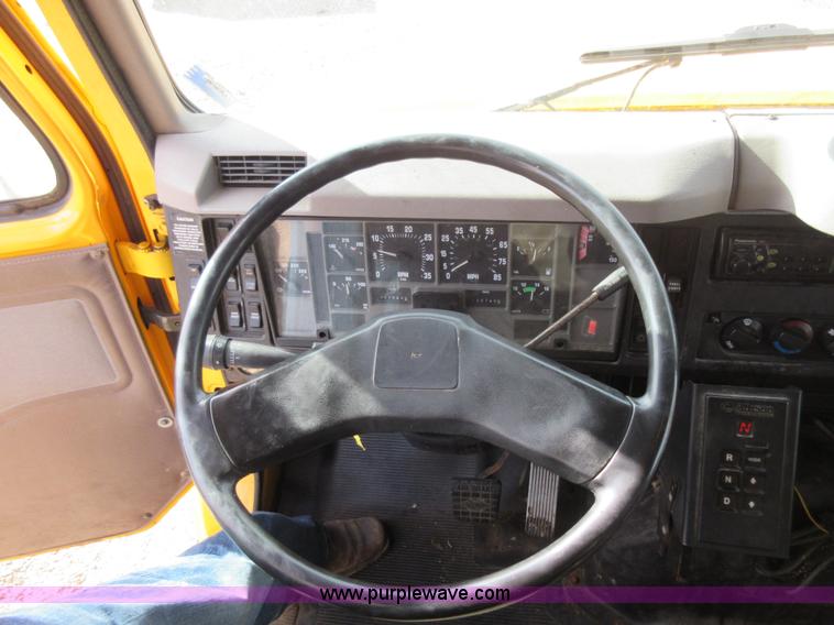 image for item K5255 2002 International 4900 dump truck