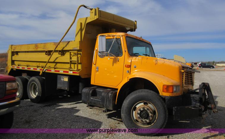 image for item K5258 1999 International 4900 dump truck
