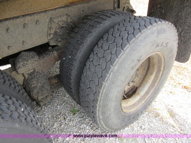 image for item K5258 1999 International 4900 dump truck