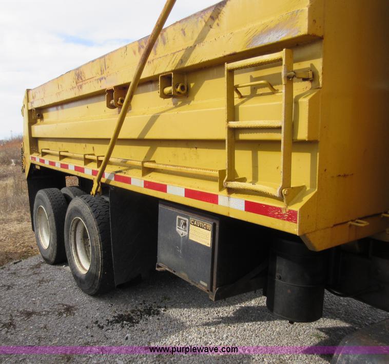 image for item K5258 1999 International 4900 dump truck