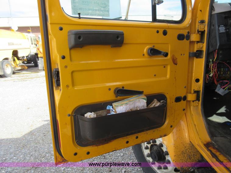 image for item K5258 1999 International 4900 dump truck