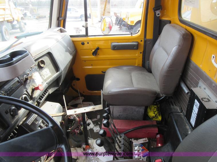 image for item K5258 1999 International 4900 dump truck