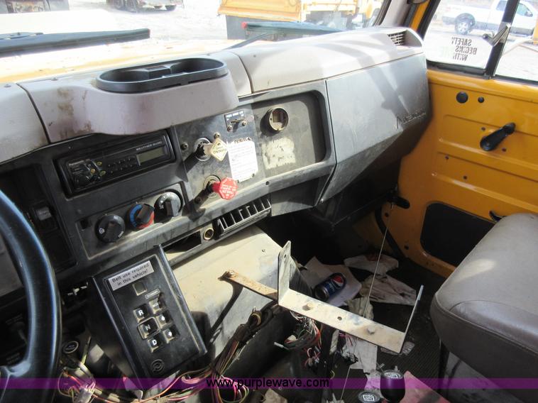 image for item K5258 1999 International 4900 dump truck