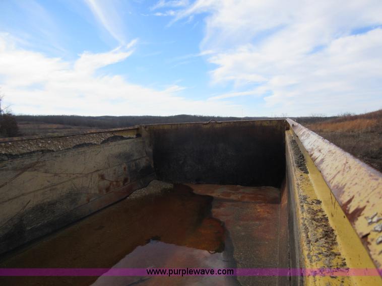 image for item K5258 1999 International 4900 dump truck