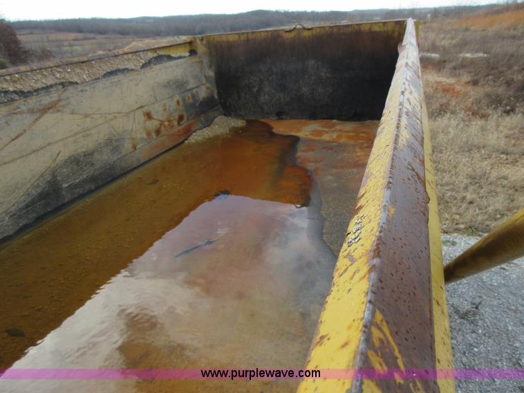 image for item K5258 1999 International 4900 dump truck