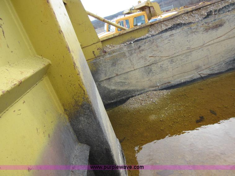 image for item K5258 1999 International 4900 dump truck