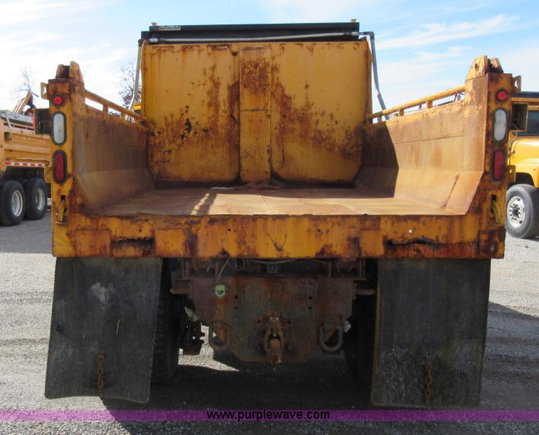image for item K5264 2002 International 4900 dump truck