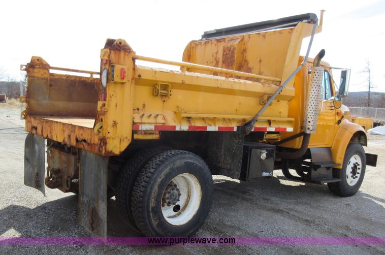 image for item K5264 2002 International 4900 dump truck