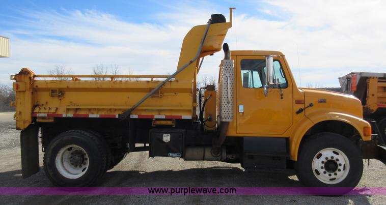 image for item K5264 2002 International 4900 dump truck