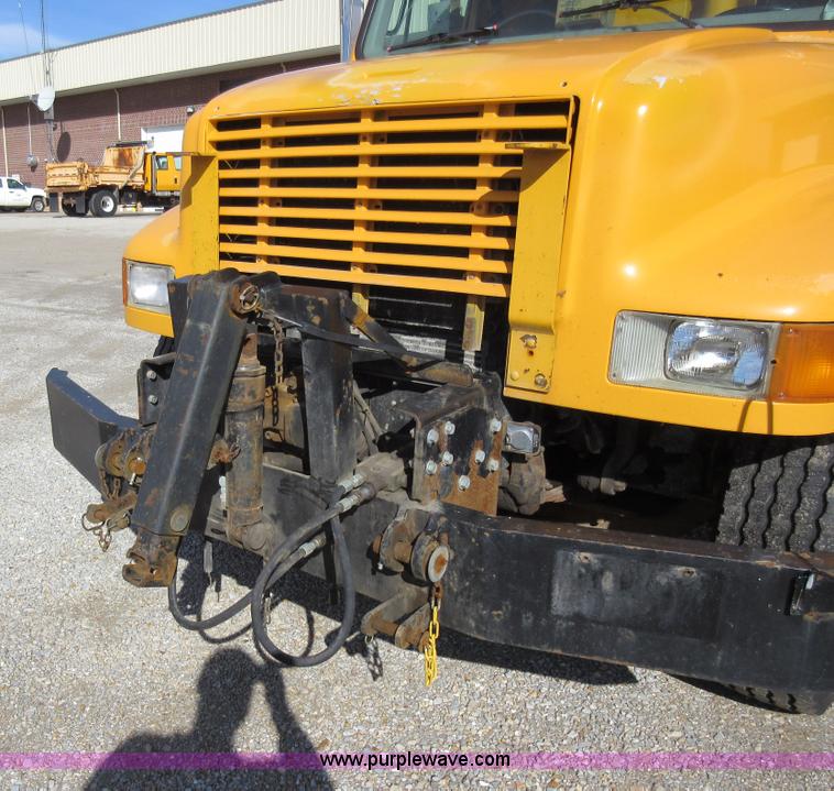 image for item K5264 2002 International 4900 dump truck