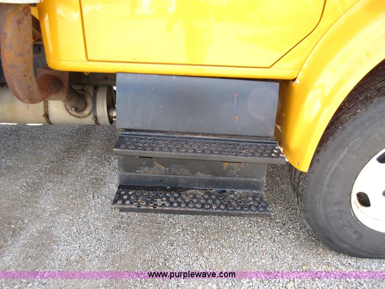 image for item K5264 2002 International 4900 dump truck