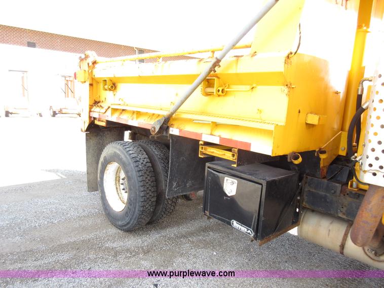 image for item K5264 2002 International 4900 dump truck