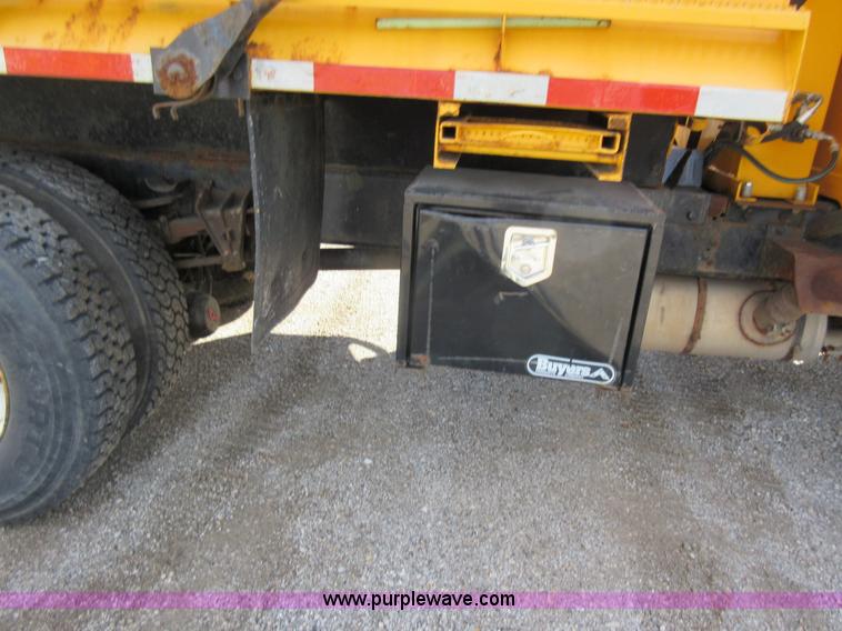 image for item K5264 2002 International 4900 dump truck