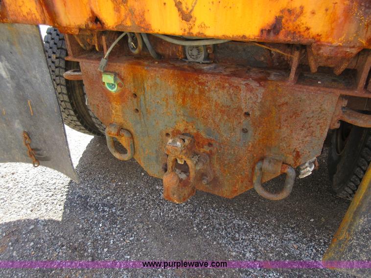 image for item K5264 2002 International 4900 dump truck