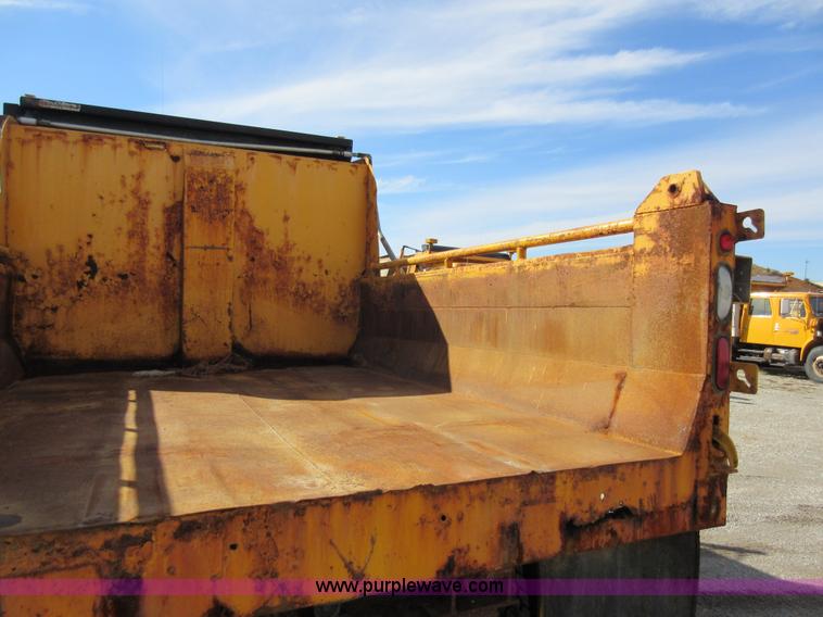 image for item K5264 2002 International 4900 dump truck